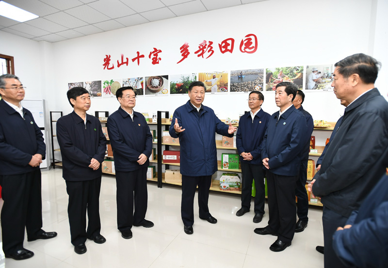 9月16日至18日，中共中央總書記、國家主席、中央軍委主席習(xí)近平在河南考察。這是17日上午，習(xí)近平在信陽市光山縣文殊鄉(xiāng)東岳村文化接待中心，了解光山縣脫貧工作和中辦在光山縣扶貧工作情況。新華社記者 謝環(huán)馳 攝