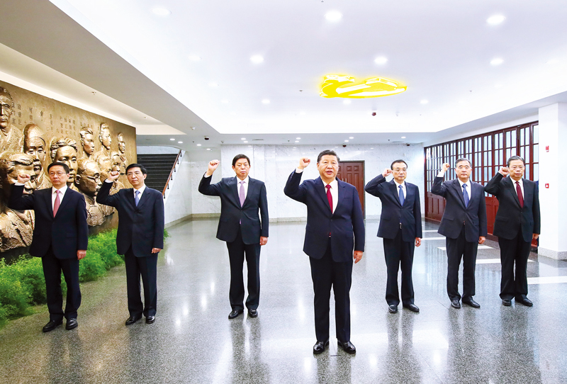 　2017年10月31日，中共中央總書記、國(guó)家主席、中央軍委主席習(xí)近平帶領(lǐng)中共中央政治局常委李克強(qiáng)、栗戰(zhàn)書、汪洋、王滬寧、趙樂(lè)際、韓正，瞻仰上海中共一大會(huì)址和浙江嘉興南湖紅船。這是31日上午，在上海中共一大會(huì)址紀(jì)念館，習(xí)近平帶領(lǐng)其他中共中央政治局常委同志一起重溫入黨誓詞。 新華社記者 蘭紅光/攝