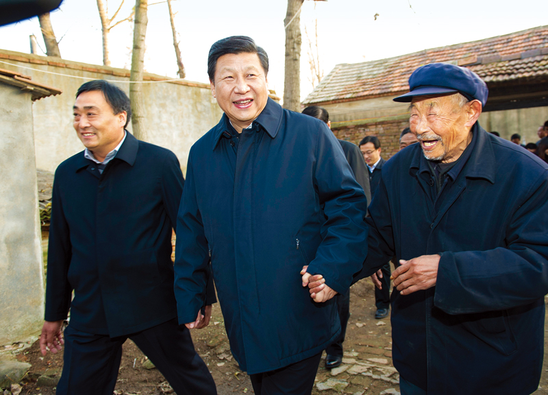 　2013年11月24日至28日，中共中央總書記、國(guó)家主席、中央軍委主席習(xí)近平在山東考察。 這是25日下午，習(xí)近平在地處沂蒙老區(qū)的臨沭縣曹莊鎮(zhèn)朱村親切地拉著83歲的“老支前”王克昌的手去他家看望。 新華社記者 謝環(huán)馳/攝