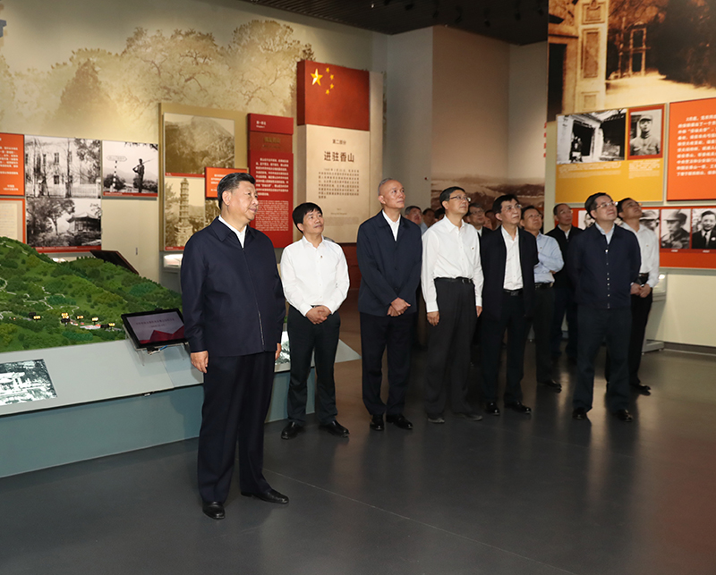 9月12日，中共中央總書記、國(guó)家主席、中央軍委主席習(xí)近平視察中共中央北京香山革命紀(jì)念地。這是習(xí)近平在香山革命紀(jì)念館參觀《為新中國(guó)奠基》主題展覽。