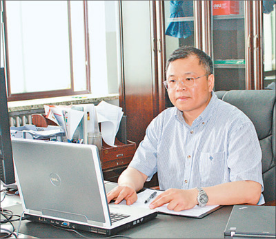 2010年6月1日，黃大年在辦公室內(nèi)工作（資料照片）。